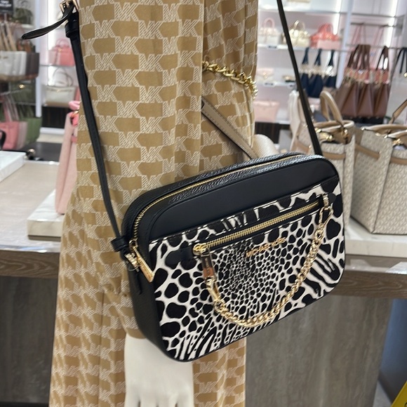 MICHAEL KORS JET SET LARGE EAST WEST ZIP POCKET CHAIN XBODY BLACK
NWT - Picture 6 of 16